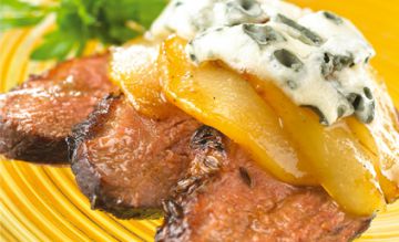 Magrets de canard, poires caramélisées et Roquefort