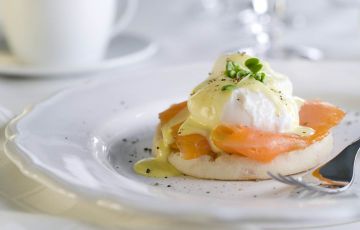 Oeufs pochés au saumon fumé et sauce hollandaise
