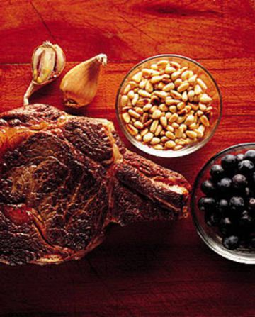 côte de boeuf aux myrtilles et pignons de pin