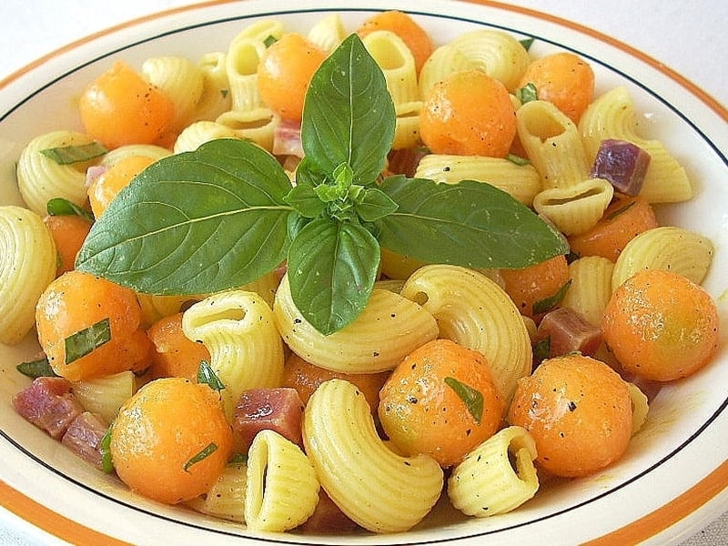 Salade de pâtes au melon, jambon de Parme et menthe