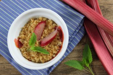 Crumble à la rhubarbe et fraises aux corn-flakes