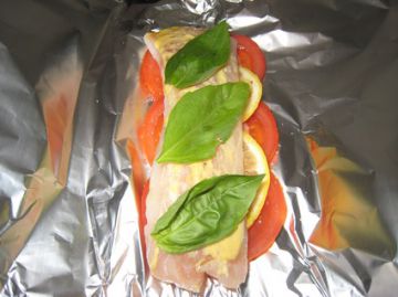 Papillotes de cabillaud à la tomate et basilic