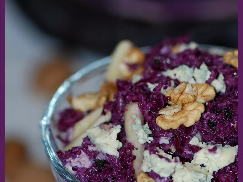Recette de Salade de chou rouge, pommes, noix et roquefort