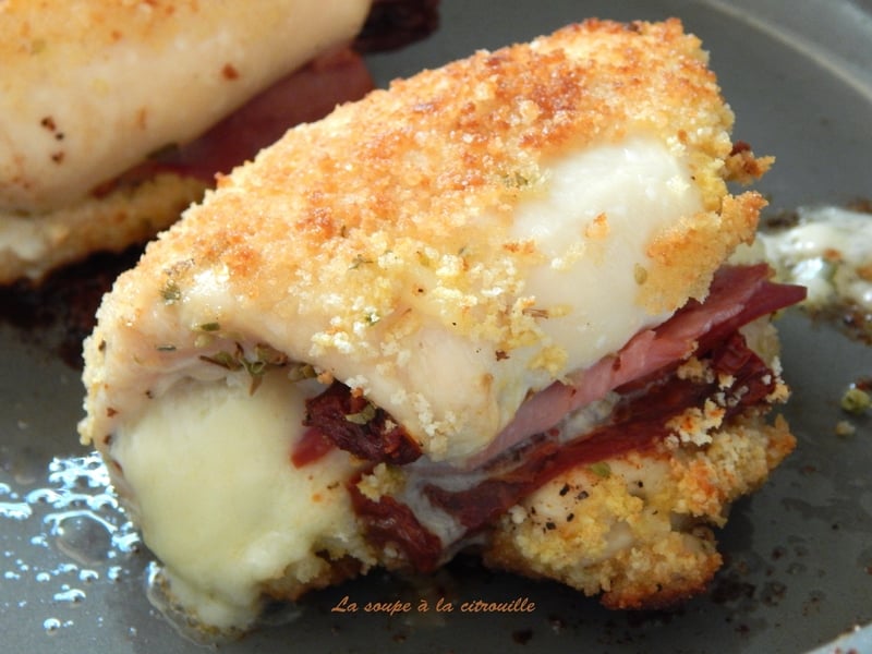 Poulet roulé farci aux tomates séchées, mozzarella et jambon