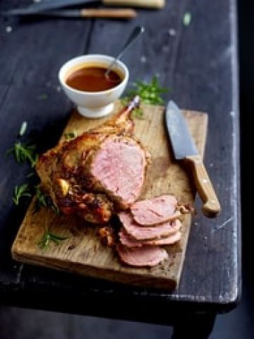 Gigot d’agneau à l’ail et au romarin, laqué au miel et à la moutarde
