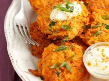 Paillassons de carottes, sauce au yaourt
