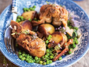 Lapin rôti aux petits pois et pommes de terre nouvelles