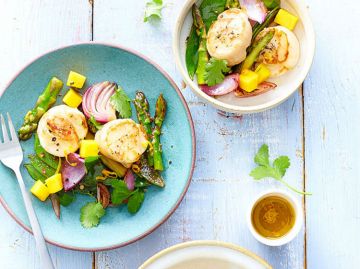 Noix de Saint-Jacques en salade printanière