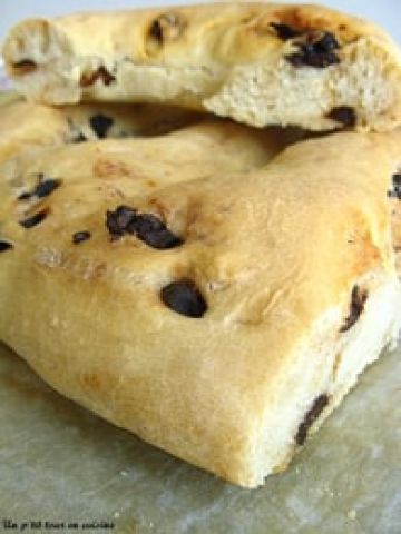 Fougasse aux tomates séchées et aux olives noires