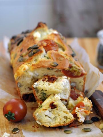 Cake aux tomates cerises, féta et graines de courges
