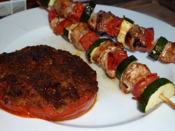 Brochettes de poulet mariné, tomate provencale