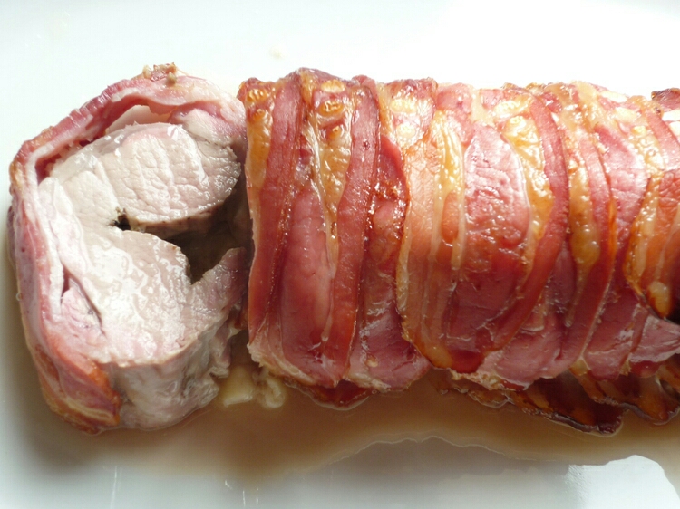 Filet mignon de porc farci au fromage frais aux herbes.