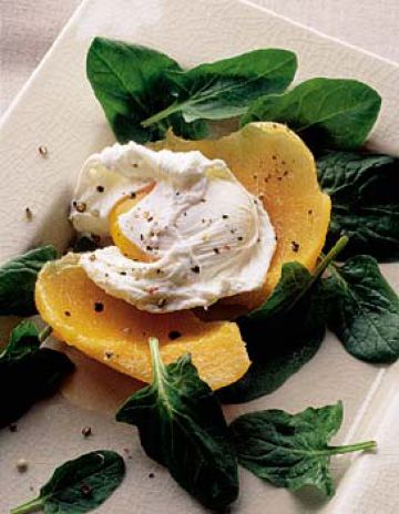 Oeufs pochés sur melon et épinards