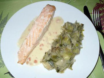 Filet de saumon, fondue de poireaux et beurre citronnée