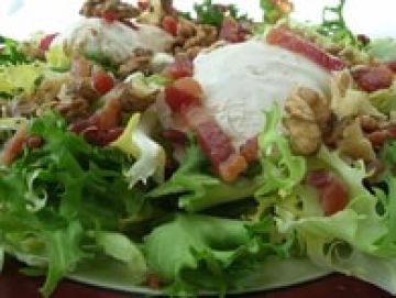 Frisée aux lardons et aux noix