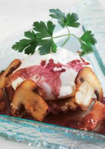 Oeufs pochés, poêlée de champignons au vin rouge