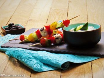 Brochettes de tomates cerise, poivrons, concombe et feta à la grecque