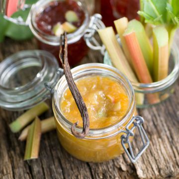 Confiture de rhubarbe et abricots secs