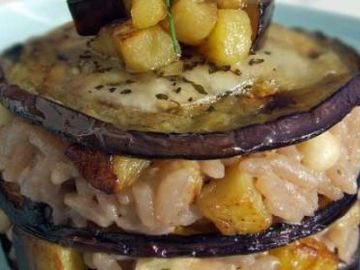 Millefeuille de risotto d'aubergine au vin rouge et mozzarella