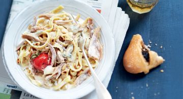Tagliatelles au poulet, gorgonzola et pignons grillés