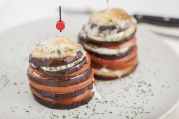 Mille-feuille aubergine-tomate au bleu d'Auvergne
