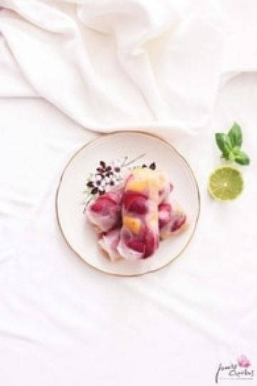Rouleaux de printemps au melon, fraises et basilic