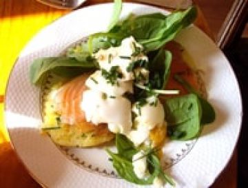 Galettes de pommes de terre, saumon fumé et oeuf mollet