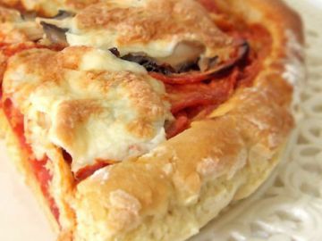 Pizza au chorizo, poulet, champignons et mozzarella