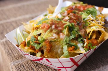 Nachos au guacamole, sauce salsa et cheddar