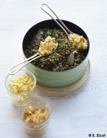 Salade de lentilles vertes, œufs mimosa et oignons grillés