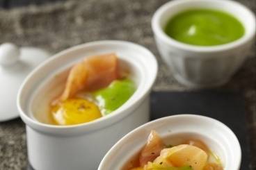 Œuf cocotte, crème de brocoli et saumon fumé