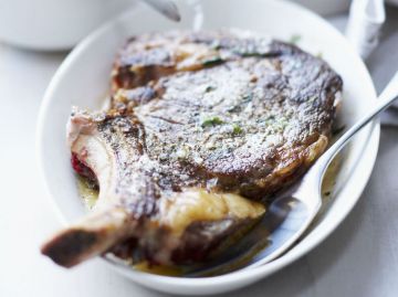 Côte de boeuf, sauce onctueuse aux herbes