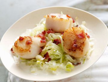 Coquilles st jacques au gingembre sur lit de poireaux au vin blanc