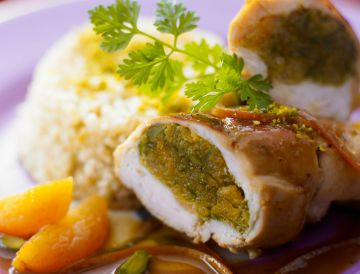 Suprêmes de poulet farcis aux abricots et aux pistaches
