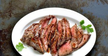 Steak grillé mariné au vin