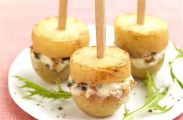 Pommes de terre en sucettes aux noix et au roquefort