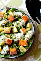 Salade au saumon, pommes de terre et concombre mariné