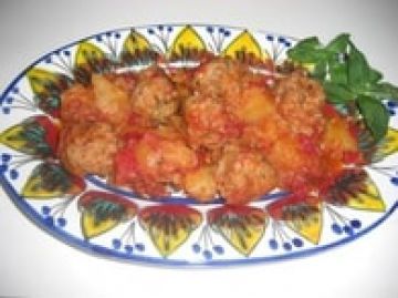Boulettes de viande en sauce avec pommes de terre