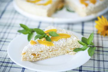 Gâteau de crêpes aux pêches, chantilly et noix de coco