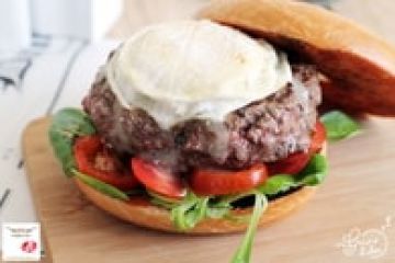 Bagel burger au steak haché maison et Rocamadour