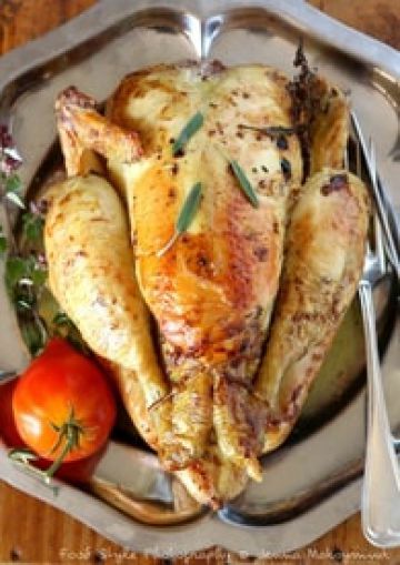 Poulet fermier rôti farci aux tomates