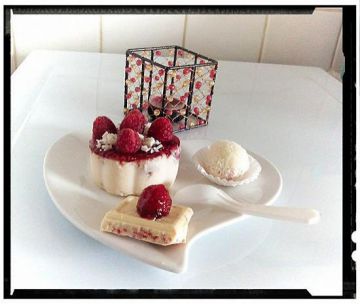 Panna cotta chocolat blanc framboise et sa boule coco façon rafaello à la framboise