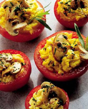Tomates aux oeufs brouillés et champignons