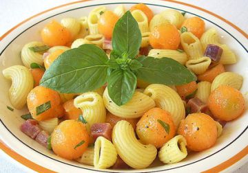 Pâtes fraîcheur au melon, jambon de Parme et basilic