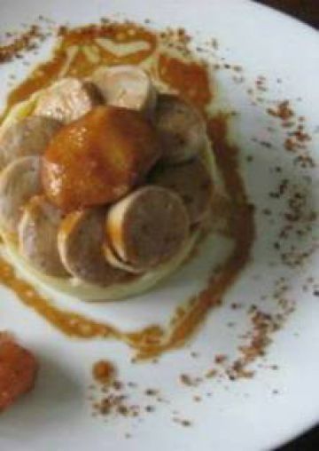 Boudin blanc-pomme de terre écrasée et poire caramélisée au pralin façon tatin