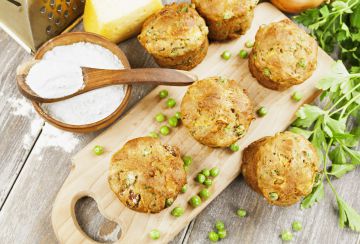 Mini gâteau aux petits pois, jambon et pignons de pin