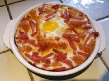 Oeufs en nid de mousse au bacon