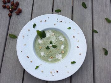 Gaspacho concombre, menthe et noisettes