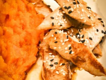 Aiguillettes de poulet à la sauce soja, purée de carottes au curcuma