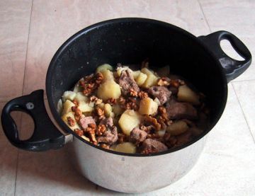Fricassée de porcà l'ail et aux noix